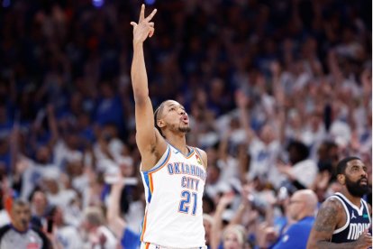 7 de mayo de 2024; Oklahoma City, Oklahoma, EE.UU.; El escolta de los Oklahoma City Thunder Aaron Wiggins (21) gesticula tras anotar una canasta de tres puntos contra los Dallas Mavericks durante la segunda mitad del primer partido de la segunda ronda de los playoffs de la NBA 2024 en el Paycom Center.