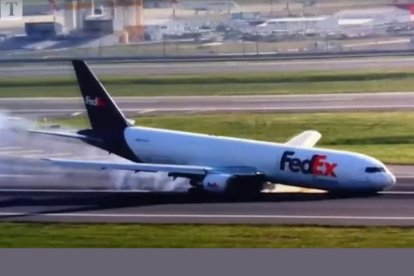 Un avión Boeing de FedEx aterrizó en Estambul sin ruedas delanteras