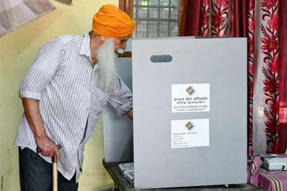 Un hombre deposita su papeleta para votar en un colegio electoral de Amritsar el 1 de junio de 2024, durante la séptima y última fase de la votación en las elecciones generales de la India. La votación en las elecciones de la India concluye el 1 de junio, con el primer ministro nacionalista hindú Narendra Modi como gran favorito para ganar un tercer mandato.