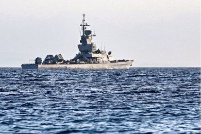 Un barco de la marina israelí patrulla en el Mar Rojo frente a la costa de la ciudad portuaria de Eliat, en el sur de Israel, el 26 de diciembre de 2023.