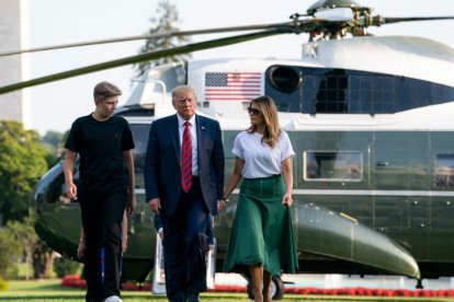 Barron con sus padres Donald y Melania Trump