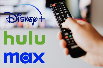 A la derecha: una mano sosteniendo un mando a distancia. A la izquierda, los logos de Disney+, Hulu y Max. Las tres plataformas se unirán para crear un único servicio en streaming.
