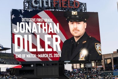 Homenaje al policía asesinado en Nueva York Jonathan Diller en un partido de la MLS.