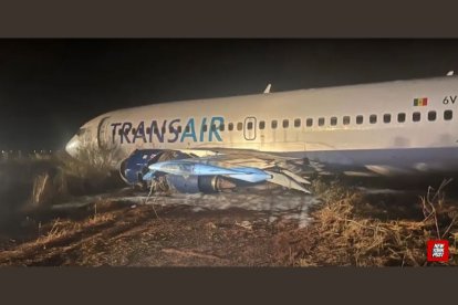 Captura de pantalla del avión Boeing 737-300 que sufrió un accidente el jueves 9 de mayo de 2024 en el aeropuerto internacional de Dakar, en Senegal.
