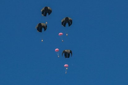 Lanzamiento aéreo de paquetes de ayuda sobre el norte de la Franja de Gaza el 8 de marzo de 2024, en medio del actual conflicto entre Israel y el movimiento Hamás.