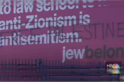 Captura de pantalla de una imagen de un póster vandalizado sobre el antisemitismo en el distrito escolar de Berkeley.