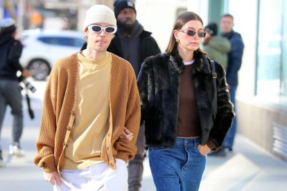 Imagen de archivo del cantante Justin Bieber con su esposa Hailey Bieber caminando juntos hacia una cafetería en Tribeca, Nueva York, NY el 24 de enero de 2023.