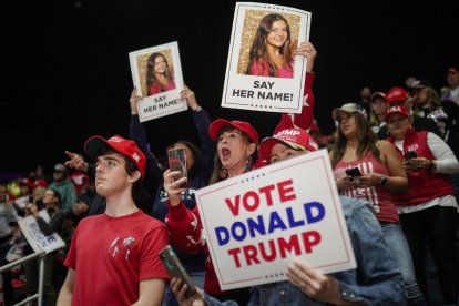 Mientras Trump se reúne con los padres de Laken Riley, Biden dice que se arrepiente haber llamado “ilegal” a su presunto asesino