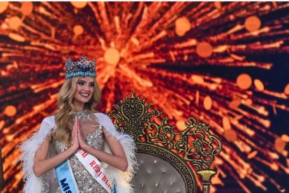 La checa Krystyna Pyszkova saluda al público tras ganar el 71º certamen de Miss Mundo en el Jio World Convention Centre de Mumbai el 9 de marzo,
