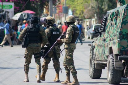 Agentes de la policía haitiana se despliegan en Puerto Príncipe, Haití, el 9 de marzo de 2024.