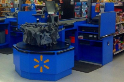 Imagen de las máquinas de autopago de Walmart. Este mecanismo se retirará gradualmente a lo largo del año.