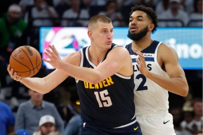 12 de mayo de 2024; Minneapolis, Minnesota, EE.UU.; El pívot de los Denver Nuggets Nikola Jokic (15) trabaja alrededor del alero de los Minnesota Timberwolves Karl-Anthony Towns (32) en el tercer cuarto del cuarto partido de la segunda ronda de los playoffs de la NBA 2024 en el Target Center.