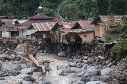 Casas dañadas tras las inundaciones repentinas y el flujo de lava fría de un volcán en Tanah Datar, Sumatra Occidental, el 12 de mayo de 2024.