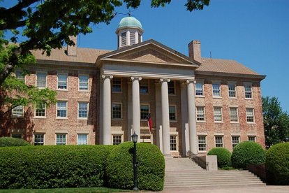 Edificio Sur de la Universidad de Carolina del Norte en Chapel Hill, Carolina del Norte.
