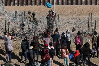 Los miembros de la Guardia Nacional de Texas impiden el acceso a un conjunto de migrantes que buscan asilo en los Estados Unidos