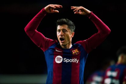 Robert Lewandowski, del Barcelona, celebra su gol durante el partido de vuelta de octavos de final de la Liga de Campeones de la UEFA entre el FC Barcelona y el Nápoles en Barcelona, España, 12 de marzo de 2024.