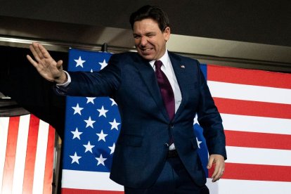 El gobernador de Florida y aspirante presidencial republicano Ron DeSantis llega a una fiesta de seguimiento de campaña durante los caucus presidenciales republicanos de Iowa 2024 en West Des Moines, Iowa, el 15 de enero de 2024.