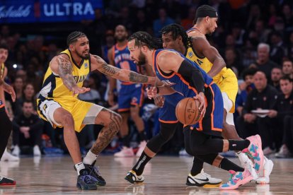 El escolta de los New York Knicks Jalen Brunson (11) regatea al alero de los Indiana Pacers Obi Toppin (1) durante la primera mitad del quinto partido de la segunda ronda de los playoffs de la NBA 2024 en el Madison Square Garden.