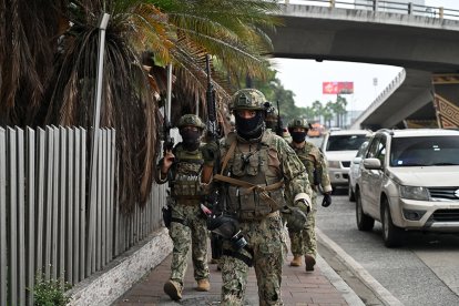 Soldados ecuatorianos patrullan fuera de las instalaciones del canal de televisión TC de Ecuador después de que hombres armados no identificados irrumpieran en el estudio de televisión estatal en directo el 9 de enero de 2024, en Guayaquil, Ecuador, un día después de que el presidente ecuatoriano, Daniel Noboa, declarara el estado de emergencia tras la fuga de prisión de un peligroso jefe narco. (Foto de MARCOS PIN / AFP) http://doc.afp.com/34BZ8AQ