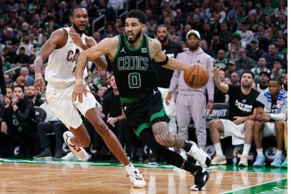 15 de mayo de 2024; Boston, Massachusetts, EE.UU.; El alero de los Boston Celtics Jayson Tatum (0) conduce el balón contra el alero de los Cleveland Cavaliers Evan Mobley (4) en el tercer cuarto durante el quinto partido de la segunda ronda de los playoffs de la NBA 2024 en el TD Garden.