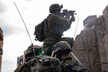 Imagen de archivo publicada por las Fuerzas de Defensa de Israel (FDI) el 10 de diciembre de 2023 que muestra la continuación del combate de las FDI contra Hamás en la Franja de Gaza. Armas estadounidenses