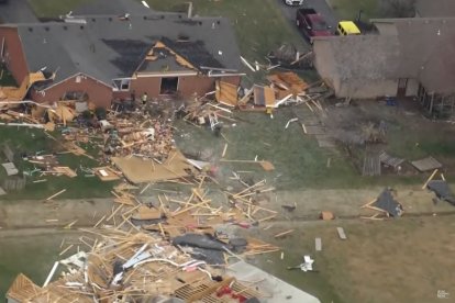 CBS Evening News que muestra los destrozos de una tormenta en Hanover, Indiana.