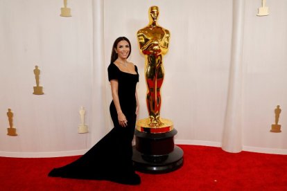 La actriz Eva Longoria acudió a la alfombra roja de los Óscar 2024 para animar a Becky G, artista nominada a Mejor canción original por "The Fire Inside Me", el tema principal de 'Flamin' hot', la película con la que la intérprete hispana se estrena como directora.
