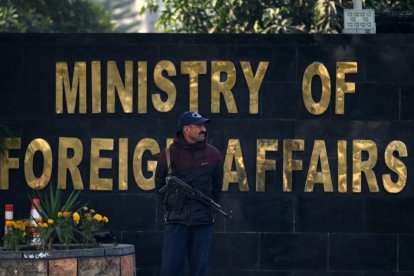 Entrada del Ministerio de Asuntos Exteriores de Pakistan, en Islamabad. Un guardia patrulla frente a la fachada.