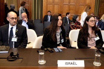 El Fiscal General Adjunto de Israel para Derecho Internacional Gilad Noam,
Tamar Kaplan Tourgman, asesora jurídica adjunta principal del Ministerio de Asuntos Exteriores de Israel, y Avgail Frisch Ben Avraham, asesor jurídico de la Embajada de Israel en los Países Bajos, esperan a escuchar los argumentos del equipo jurídico de Sudáfrica en el marco del caso de Sudáfrica contra Israel por la ofensiva de Rafah en la Corte Internacional de Justicia (CIJ) de La Haya, el 16 de mayo de 2024. Sudáfrica acusó a Israel el 16 de mayo de 2024 ante el máximo tribunal de la ONU de intensificar lo que calificó de "genocidio" en Gaza, instando a los jueces a ordenar el cese del asalto israelí a Rafah. La Corte Internacional de Justicia (CIJ) escuchó una letanía de acusaciones contra Israel por parte de los abogados que representan a Pretoria, incluyendo fosas comunes, tortura y retención deliberada de ayuda humanitaria.