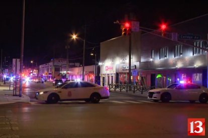 Captura de pantalla de un vídeo publicado en YouTube por la cadena televisiva WTHR de las autoridades de Indianápolis llegando al bar en el que tuvo lugar un tiroteo durante la madrugada del sábado, 16 de marzo de 2024.