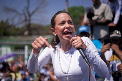 La líder de la oposición venezolana, María Corina Machado, habla con sus partidarios durante una manifestación en Mariara, estado de Carabobo, Venezuela