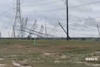 Escenas de la destrucción del centro de Houston tras una tormenta mortal