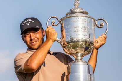Xander Schauffele de los Estados Unidos celebra con el trofeo después de ganar el 2024 PGA Championship Golf Tournament el 19 de mayo de 2024 en Louisville.