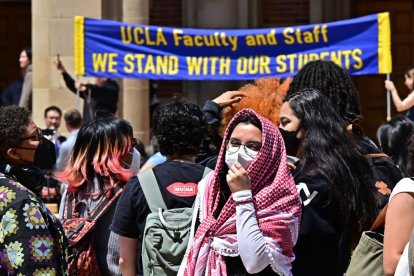 Estudiantes y activistas propalestinos se reúnen en un campamento mientras se manifiestan en la Universidad de California en Los Ángeles (UCLA) el 25 de abril de 2024, en Los Ángeles, California. Los campus universitarios de todo Estados Unidos se prepararon para nuevas protestas de estudiantes propalestinos, prolongando una semana de enfrentamientos cada vez más violentos con la policía, detenciones masivas y acusaciones de antisemitismo.