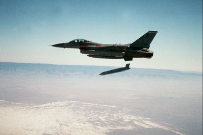 Fotografía de la Fuerza Aérea de Estados Unidos disparando un misil JASSM durante unas pruebas
