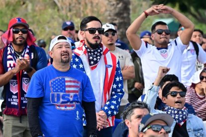 Aficionados estadounidenses animan a su equipo mientras ven el partido de fútbol del Grupo B de la Copa Mundial Qatar 2022 entre Estados Unidos y Gales que se retransmite en el Legends Plaza del Dignity Health Sports Park en Carson, California, el 21 de noviembre de 2022.
