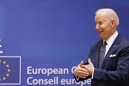 El presidente estadounidense, Joe Biden, reacciona al inicio de la cumbre de la Unión Europea (UE) en la sede de la UE