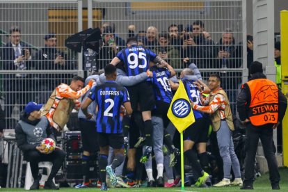 El Inter de Milán celebra el gol de Marko Arnautovic en la victoria frente al Atlético de Madrid en la ida de los octavos de final de la UEFA Champions League 2024.