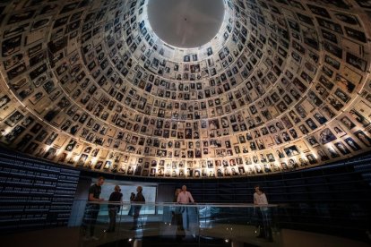 Varias personas visitan el Yad Vashem, el memorial del Holocausto en Jerusalem, donde fotografías de las victimas están expuestas.
