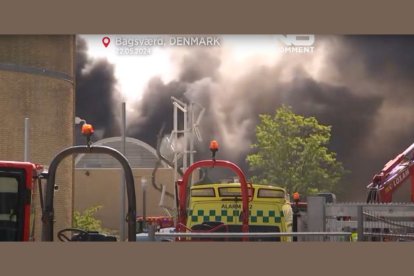 Captura de pantalla de un vídeo que muestra el incendio del edificio de oficinas de Novo Nordisk, en Dinamarca, el 22 de mayo de 2024.