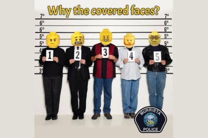 Imagen proporcionada por el Departamento de Policía de Murrieta, en California, con sospechosos tapados con cabezas de Lego.