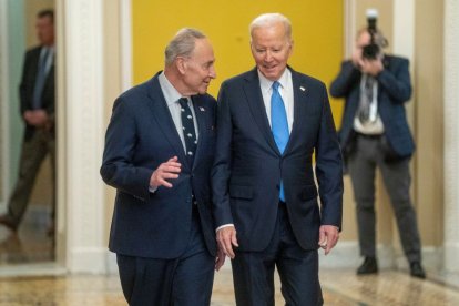 El presidente de los Estados Unidos Joe Biden y el líder de la mayoría del Senado de EE.UU. Chuck Schumer (demócrata de Nueva York) caminan para unirse a los demócratas del Senado para un almuerzo político en el Capitolio de EE.UU. en Washington, DC, EE.UU. 02 de marzo 2023