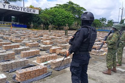 La Policía de Ecuador destruye el mayor alijo de drogas decomisado de su historia.