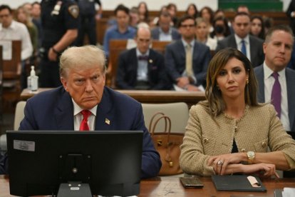 Donald Trump y su abogada Alina Habba, durante un juicio.
