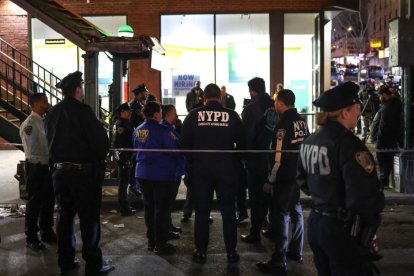 Agentes de Policía de NY investigan la escena de un crimen en una imagen de archivo.
