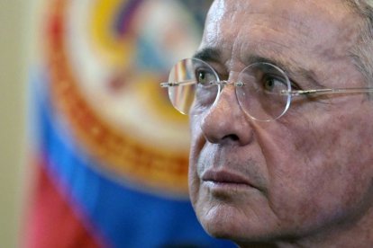 El ex presidente colombiano (2002-2010) Álvaro Uribe habla durante una conferencia de prensa-
