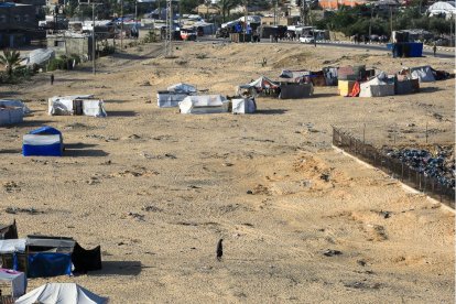 refugios improvisados en un campamento para palestinos desplazados en Rafah, en el sur de la Franja de Gaza, el 25 de mayo de 2024, en medio del actual conflicto entre Israel y los terroristas de Hamás.