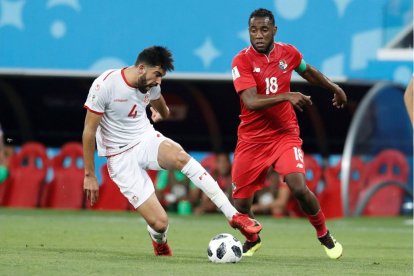 Luis Tejada disputando un balón durante el partido de la Copa Mundial de la FIFA Rusia 2018 entre Panamá y Túnez