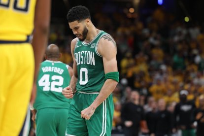 25 de mayo de 2024; Indianápolis, Indiana, EE.UU.; El alero de los Boston Celtics Jayson Tatum (0) celebra con un compañero durante el cuarto cuarto del tercer partido de las finales de la conferencia este contra los Indiana Pacers en los playoffs de la NBA 2024 en Gainbridge Fieldhouse.