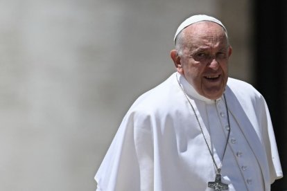 El Papa Francisco abandona una misa en el Día Mundial del Niño en la Basílica de San Pedro en el Vaticano